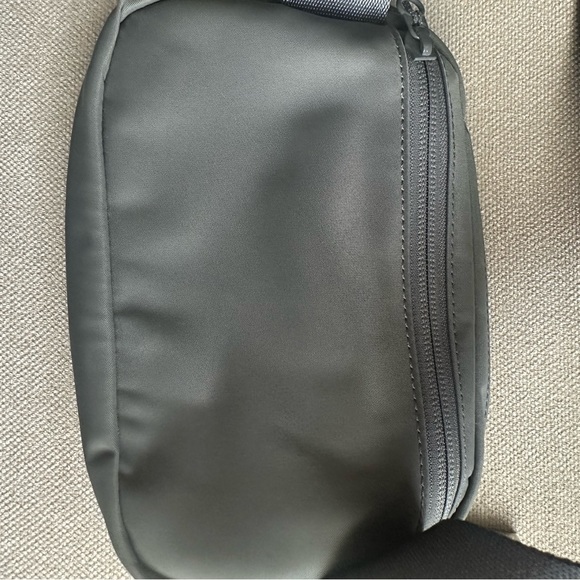 COPY - Lululemon Everywhere Belt Bag 1L NEW - Picture 9 of 10